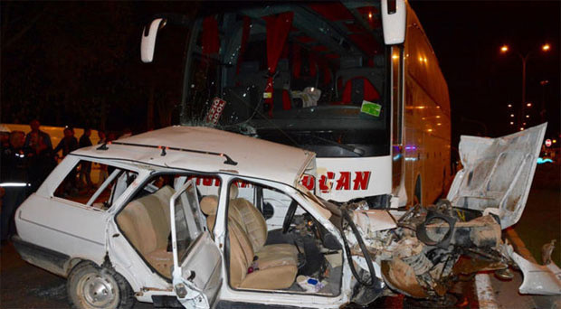 Kırşehir'de feci kaza: Otomobil parçalandı - Resim: 0