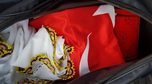 Akşener, "Erdoğan verdi" deyip mitinge çantayla çıktı! İçinde bakın neler var? - Resim: 0