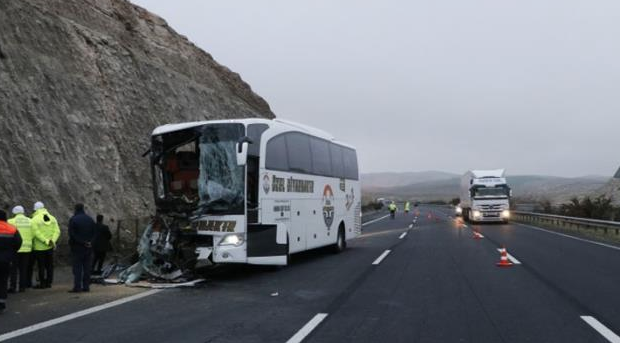 Şanlıurfa'da yolcu otobüsü TIR'a arkadan çarptı: 3 ölü, 30 yaralı - Resim: 0