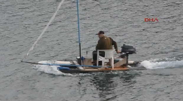 Atık malzemelerden kendine tekne yaptı - Resim: 1