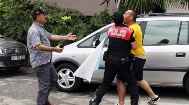 Adalet yürüyüşünü protesto ederken şortu düştü... - Resim: 1