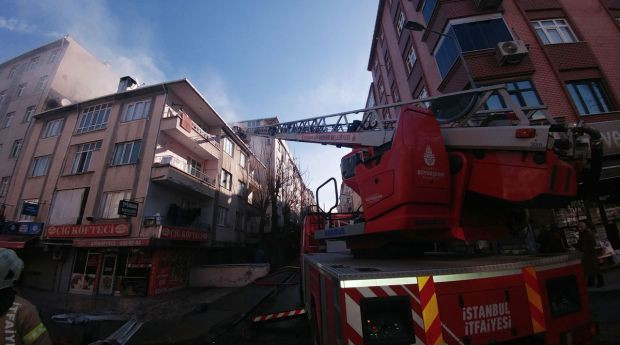Bahçelievler'de binanın çatısı alevler içinde kaldı! - Resim: 0