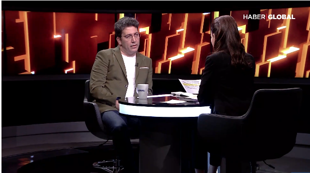 Jülide Ateş'in 40 programında Emre Kınay'dan ilginç 'soyunma' sorusu cevabı - Resim: 2