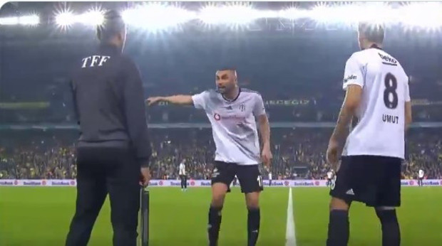 Beşiktaşlı Burak Yılmaz Fenerbahçe maçında hakeme tepki gösterdi - Resim: 0