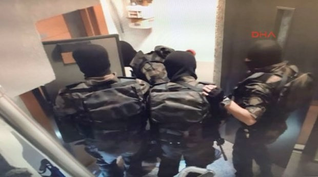 PKK operasyonunda ele geçirildi 33 spor ayakkabısı meğer.. - Resim: 2