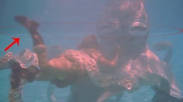 İzleyenler hiç fark edemedi Tarkan'ın ahtapot sahnesindeki hataya bakın - Resim: 3