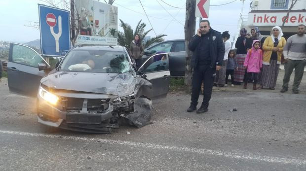 Bodrum'da öğrenci servisi ile otomobil çarpıştı! Yaralılar var - Resim: 0