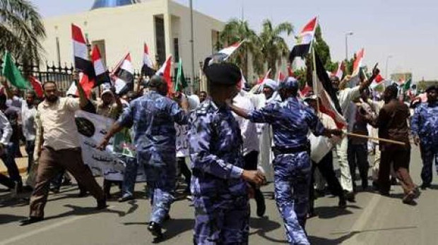 Sudan'da protestoların şiddeti arttı göstericiler karargaha girdi - Resim: 2