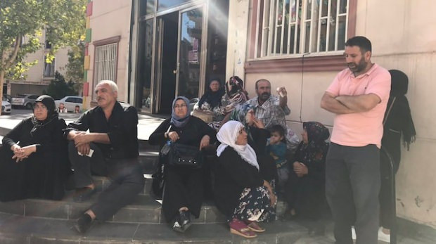 HDP Diyarbakır il binası önünde oturma eylemi yapan aile sayısı artıyor! 8 oldu - Resim: 0