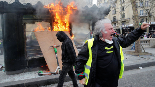 Paris'te Sarı Yelekliler mağazaları yağmalayıp etrafı ateşe verdi! - Resim: 0
