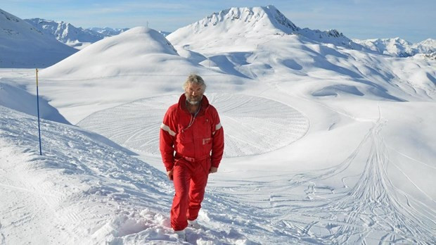Kar üzerine dev tablolar çiziyor - Resim: 2
