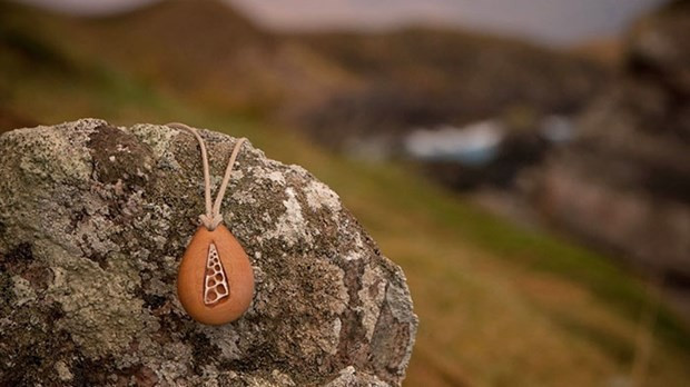 Evlilik teklifini boynunda habersiz bir yıl sakladı - Resim: 2