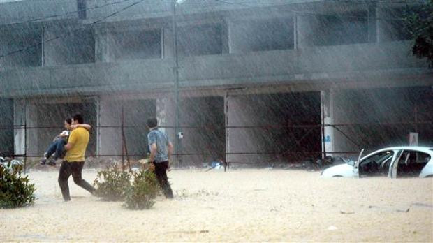 Kadın sürücü aracın içinde mahsur kaldı - Resim: 3