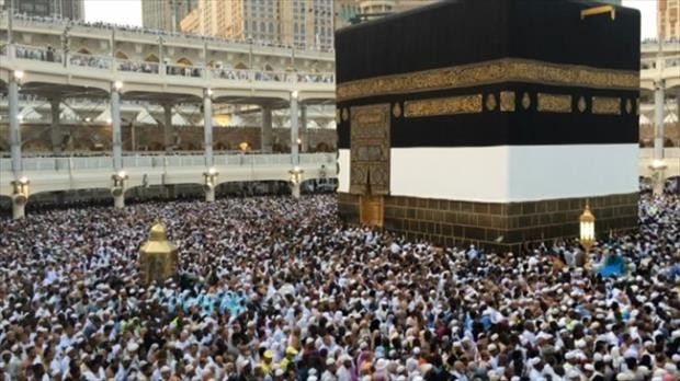 Yüz Binlerce Müslüman Arafat'ta vakfeye durdu - Resim: 4