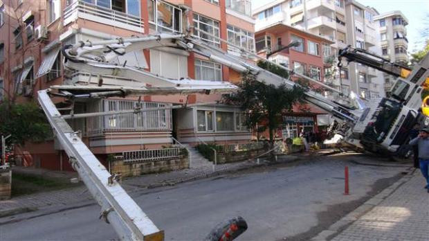 Binanın üzerine vinç devrildi - Resim: 1