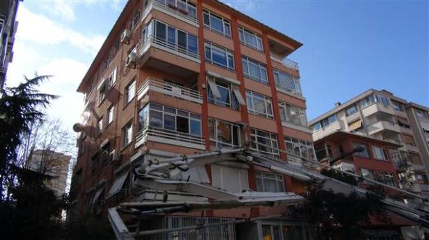 Binanın üzerine vinç devrildi - Resim: 2