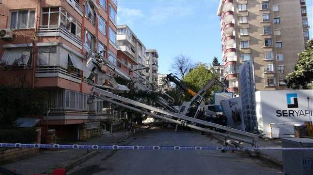Binanın üzerine vinç devrildi - Resim: 3