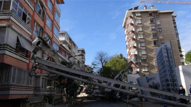 Binanın üzerine vinç devrildi - Resim: 4