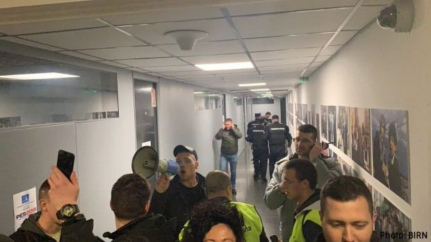 Sırbistan'da muhalifler devlet televizyonunu bastı! - Resim: 1