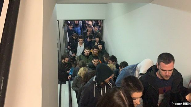 Sırbistan'da muhalifler devlet televizyonunu bastı! - Resim: 2