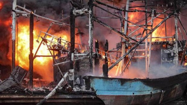 Endonezya’da 18 balıkçı teknesi yandı - Resim: 1