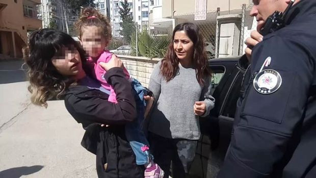 Adana'da annesinin otomobilde bıraktığı çocuğu polis kurtardı - Resim: 0