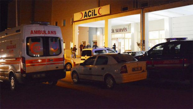 Otomobil kaza yapanların arasına daldı: 3 ölü, 5 yaralı - Resim: 0