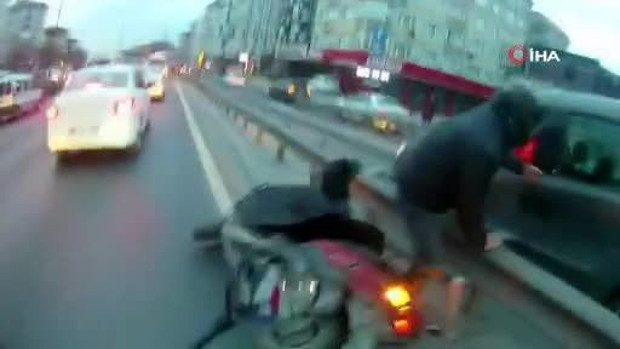 İstanbul trafiğinde kavga: Bir anda birbirlerine girdiler! - Resim: 0