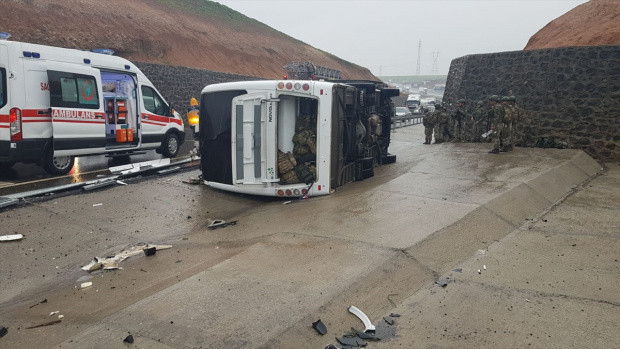 Şırnak'ta askeri araç devrildi: 1 asker şehit - Resim: 0