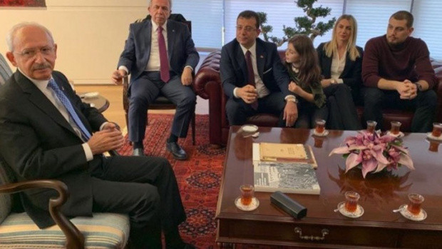 Ekrem İmamoğlu tarifeli uçağa atlayıp gitti duyan gelince izdiham oldu - Resim: 1