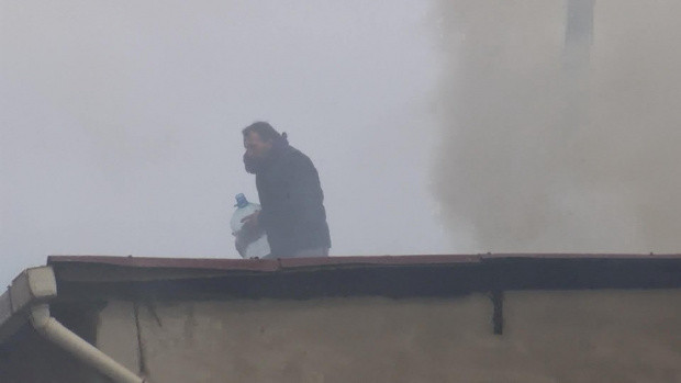 Ümraniye'de korku dolu anlar! Çatı katı alev alev yandı - Resim: 0