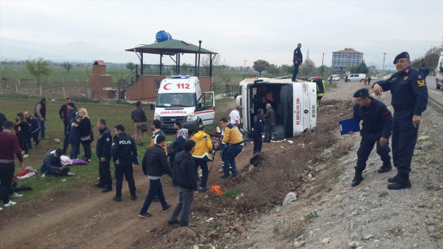 Denizli'de öğrencileri taşıyan tur otobüsü devrildi: 34 yaralı - Resim: 2