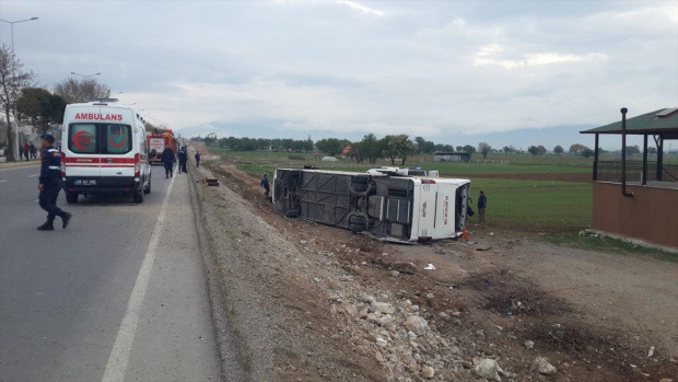 Denizli'de öğrencileri taşıyan tur otobüsü devrildi: 34 yaralı - Resim: 1