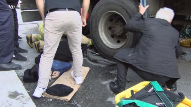 Kamyon altında can pazarı yaşandı - Resim: 1