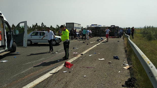 1 Mayıs yolunda otobüs devrildi! 5 ölü 14 yaralı - Resim: 2