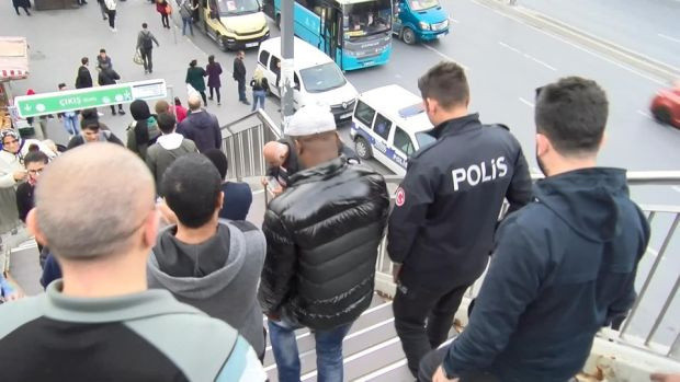 Avcılar'da metrobüste taciz iddiası! Ortalık karıştı - Resim: 0