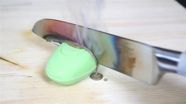 Kızgın bıçakla her şeyi kesen adam - Resim: 3