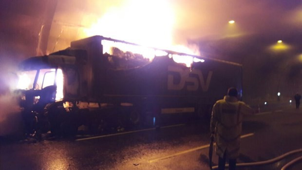 Tır yandı Bolu Dağı tüneli ulaşıma kapandı - Resim: 1