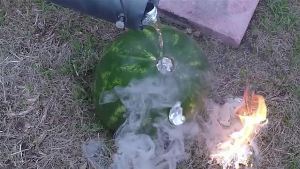 Karpuzun içine erimiş alüminyum dökülürse... - Resim: 4