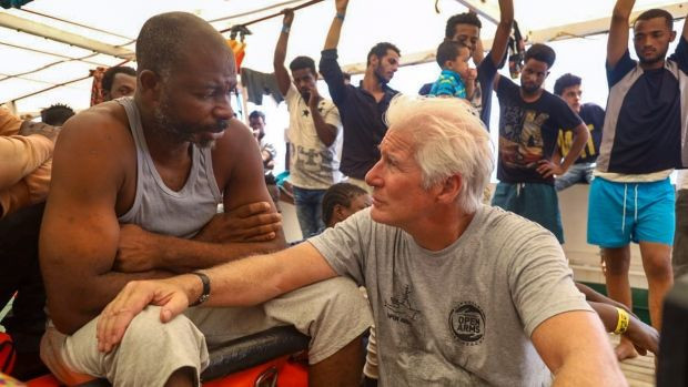 İtalya İçişleri Bakanı'ndan göçmenleri ziyaret eden Richard Gere'e tepki geldi - Resim: 1