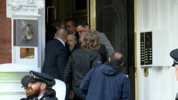 Ekvador'dan Julian Assange isyanı dışkısını duvara sürüyormuş - Resim: 1