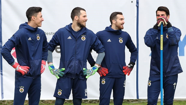 Fenerbahçe Altay Bayındır'la anlaştı taraftar Ersun Yanal'ı topa tuttu - Resim: 1