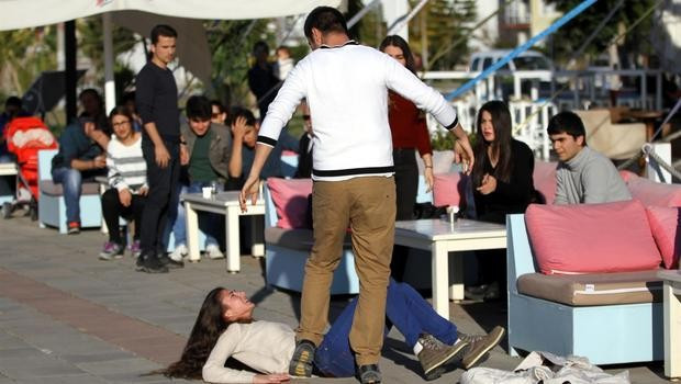 Kadın sokaklarda süründü cümle alem durdu izledi - Resim: 3