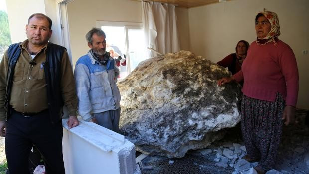10 tonluk kaya pencereden eve girdi - Resim: 1