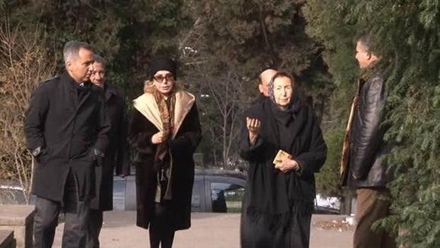 Mustafa Koç'un annesi ve halası mezarının başında... - Resim: 4