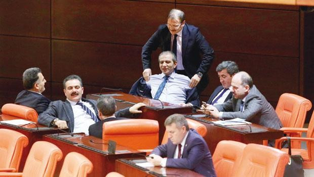 Ak Partili vekillerden Meclis'te masaj arası - Resim: 4