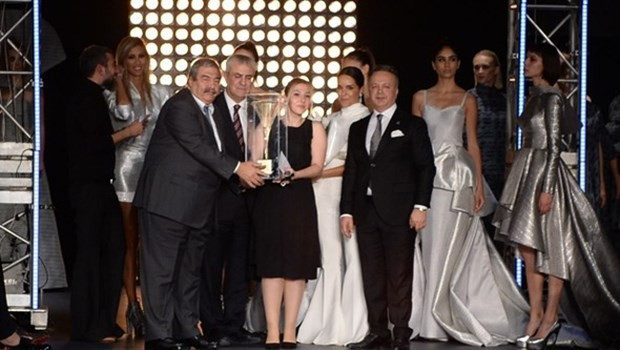 Serenay Aktaş'tan olay elbise! Dekolte fena - Resim: 1