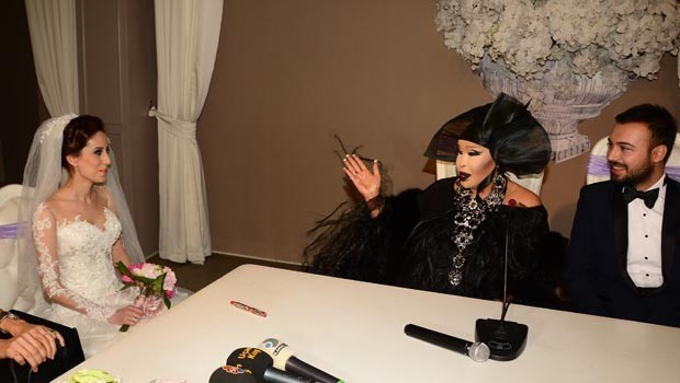 Bülent Ersoy gelinin yerine geçti - Resim: 1