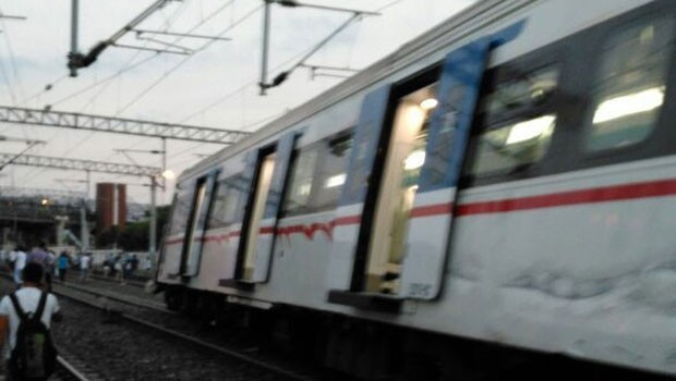 İZBAN vagonuna lokomotif çarptı - Resim: 2