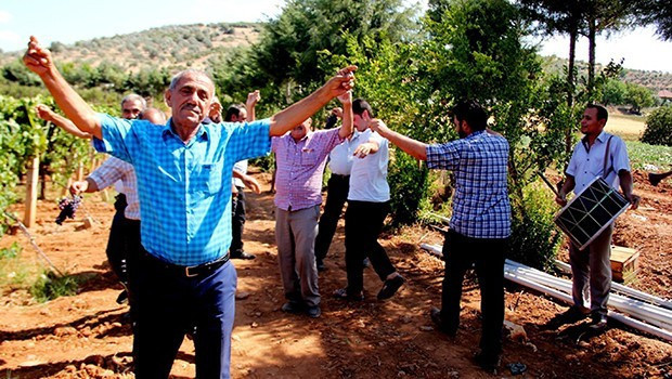 Davul zurnayla göbek attıran haber! - Resim: 1